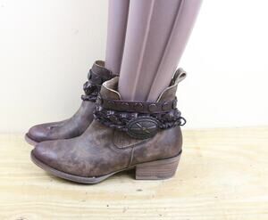 New Circle G by Corral Boots 7 Brown Leather Distressed Harness Studs Western